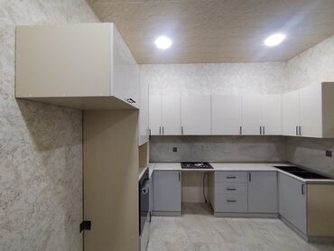 Mətbəx mebeli: Ağ rəngli, müasir dizaynlı mətbəx mebeli dəsti. Dolablar quraşdırılıb — 9