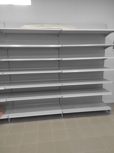 Другое оборудование для бизнеса: Металлические стеллажи серого цвета с несколькими полками. Подходят
