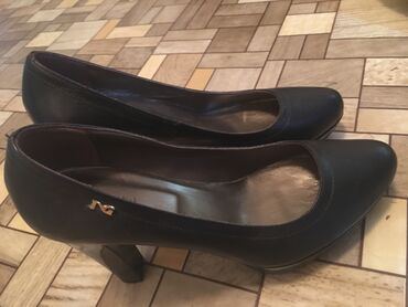 волейболный обувь: Туфли NeroGiardini, 39, цвет - Черный