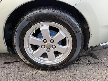 Toyota Prius (II nəsil) hibrid liftbek Xüsusiyyətlər: - Hibrid