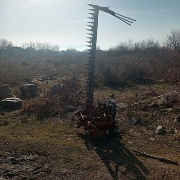 Traktorlar: Mavi rəngli MTZ tipli traktor, kabinalı. Ön hissədə baca/egzoz və — 7