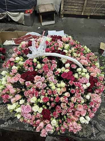 Букеты из живых цветов: Авторские букеты из свежих цветов - Розы премиум-класса (крупный — 15