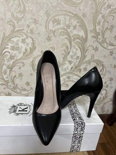продаю женские туфли: Туфли 36, цвет - Черный