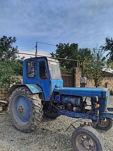 yeşka turbo az: Mavi rəngli təkərli kənd təsərrüfatı traktoru - Korpus: kabinli, iki — 2