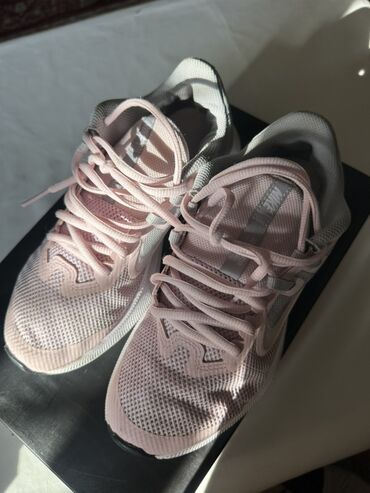 обувь для фитнеса: Кроссовки Nike для бега/тренировок - Бренд: Nike (логотип и фирменная
