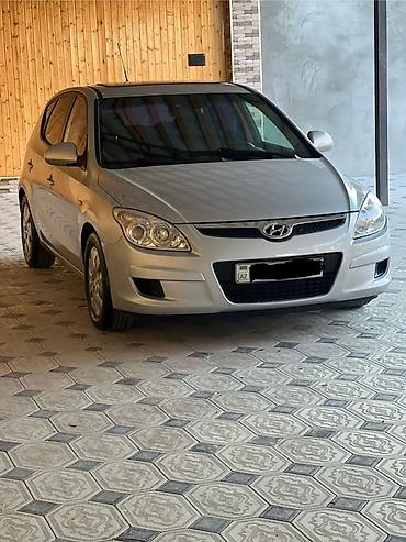 Hyundai: Hyundai i30 hatchback – gümüş rəng - Korpus: 5 qapılı hatchback — 3