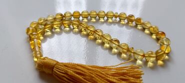 Təsbehlər: Təsbeh – kiçik kəhrəba muncuqlu, şəffaf limon tonlarda.Bütöv — 8