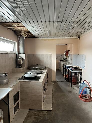 Продажа коттеджей и домов: Продаётся дом с большим участком и хозяйственными строениями. - Жилой — 4