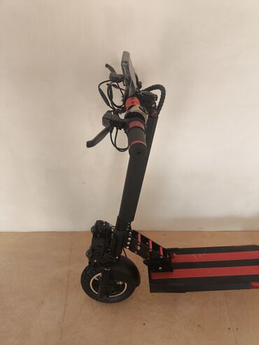 электрический самокат в баку: Elektrik skuter – qara/qırmızı dizayn, güclü şəhər və off-road yürüşü