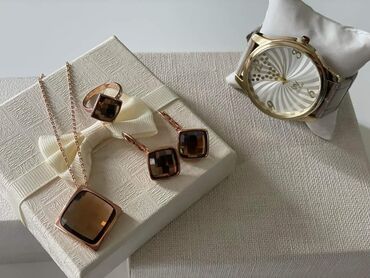 Setovi nakita: Komplet nakita sa kutijom
Cena 2000din — 8