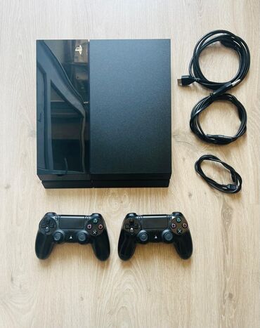 iphon 4: Playstation 4 yaddaş 500 gb ideal vəziyyətdə plombları üstündə. 2 ədəd