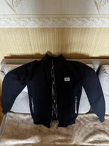 Kişi geyimləri: Qara rəngdə kişilər üçün zipli jaket - Model: Yaxası hündür, klassik — 1