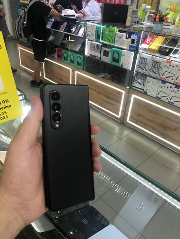 нерабочий телефон: Samsung Galaxy Z Flip 3 5G, Колдонулган, 256 ГБ, түсү - Кара
