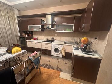 künc divan mətbəx: Mətbəx mebeli dəsti – L formalı, qəhvəyi/bej rəng kombinasiyalı