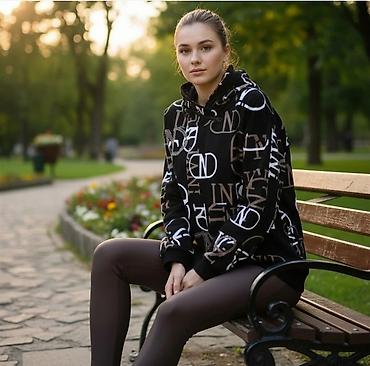 Dukserice: Ženska dukserica sa kapuljačom, crna sa celopreko štampanim — 4