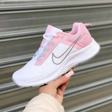 sneakers: Nike air zoom patike

Novo
Brojevi 36 do 41