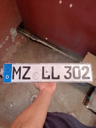 Qoşqular: Almaniya nömrə nişanı, üzərində "MZ LL 302" qeydiyyat nömrəsi qeyd