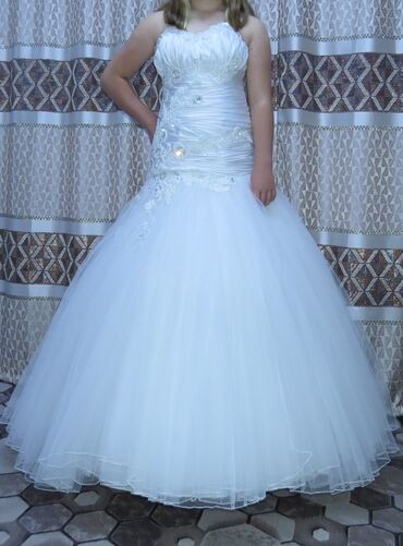 платье на прокат: Свадебное платье размер 40-42, модель рыбка, цвет белый рис, очень