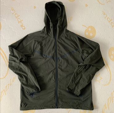 Спецодежда: Легкая куртка Nike tech fleece Размер: м (170-175) Состояние: 10/10