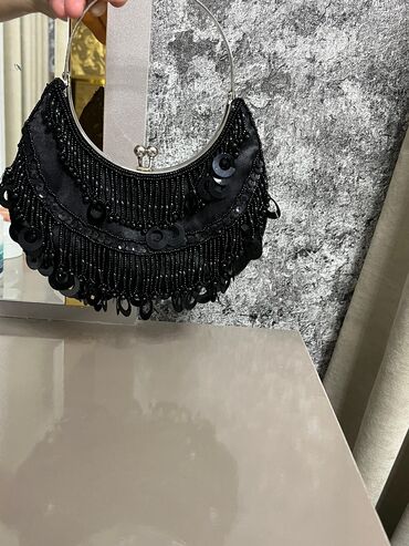 qizil halqa qolbaqlar: Zərif qara axşam çantası - Material: saten görünüşlü parça, üzəri sıx