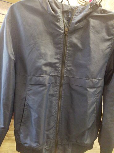 пальто s: Куртка- ветровка на мальчика размеp,,S,,цена 400 сом,фирма