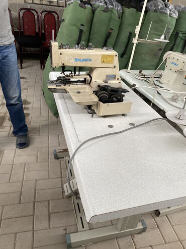 Другое оборудование для швейных цехов: Продаю пуговичную машинку . Все работает с мотором