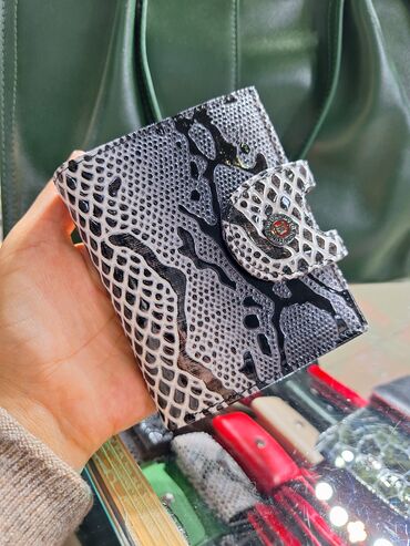 Кошельки: Компактный женский кошелёк с кнопочной застёжкой. Особенности: - — 3