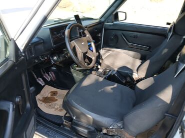 VAZ (LADA): Lada Niva 4x4 (VAZ 2121) – ağ rəngli, 3 qapılı off-road SUV. Tam — 10