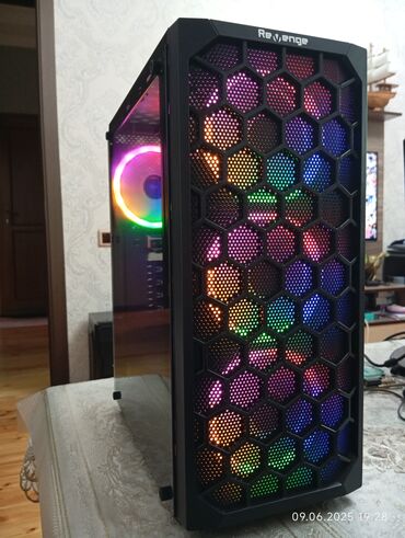 Korpuslar: Revenge firmasının qara rəngdə, ventilyatorlu, RGB işıqlı, şəffaf yan