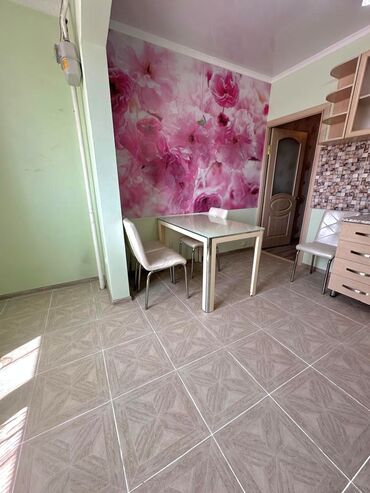 возле трассы: 2 комнаты, 67 м², 106 серия улучшенная, 3 этаж, Дизайнерский ремонт