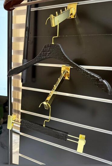 Mağaza asılqanları: Məhsul: Asılqan və aksesuar asqı dəsti Təsvir: - Fərqli modellərdə — 4