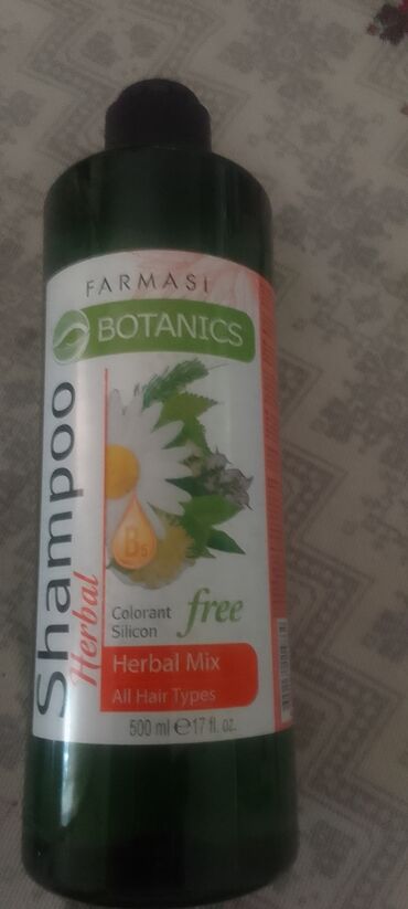 sprej za bubuljice na ledjima: Farmasi Botanics herbalni šampon bez silikona i veštačkih boja