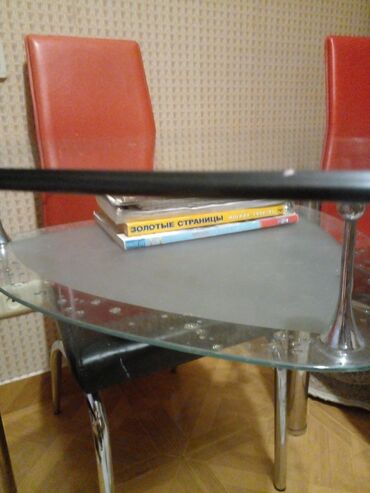 Masa və oturacaq dəstləri: КУХОННЫЙ СТОЛ, СТЕКЛЯННЫЙ. НОВЫЙ. Продается за 250м. ТРЕУГОЛЬНЫЙ СТОЛ — 3