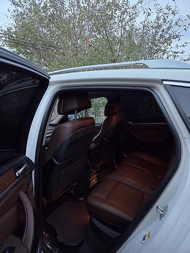 aksesuar avto: BMW X6 (E71), ağ rəng, Azərbaycan qeydiyyat nömrə nişanı ilə. Texniki — 6