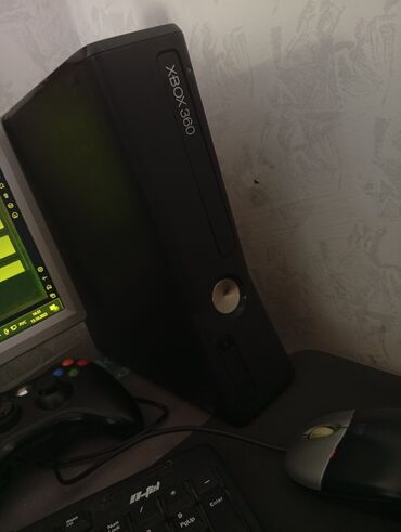 телефон fly e: XBOX 360 İDEAL VƏZİYYƏTDƏ 2 PULTLA İCİNDƏ 15 OYUN VAR VƏ OYUN DİSKLƏRİ