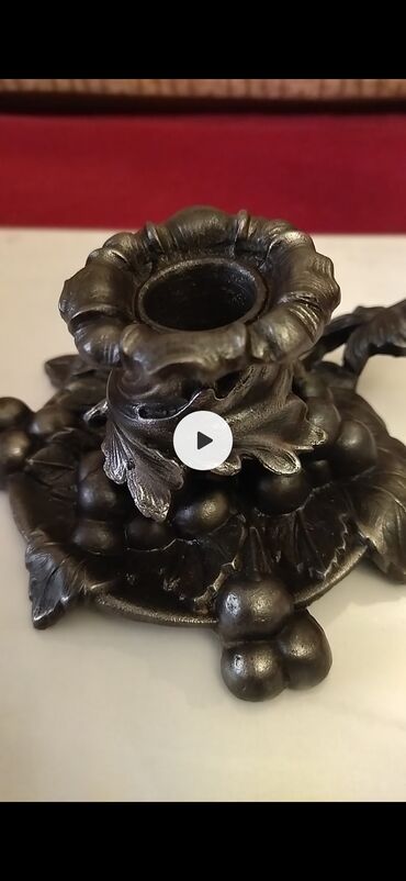 demir listler: Dəmir dökümdən hazırlanmış dekorativ şamdan.Arxa tərəfində möhür var