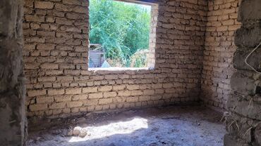 домик совхоз фрунзе: Продается незавершенный жилой дом, построенный из саманного кирпича