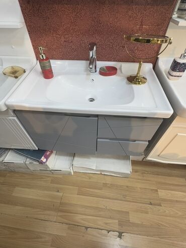 Moydadırlar: Bu, hamam otağı üçün nəzərdə tutulmuş ağ keramik lavabo və boz rəngli