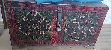 Rəngarəng naxışlarla bəzədilmiş taxta sandıq - Material: bərk taxta -