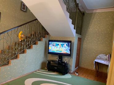 Uzunmüddətli kirayə evlər: Şəhər içində iki mərtəbəli fərdi evin geniş və işıqlı interyeri. - — 3