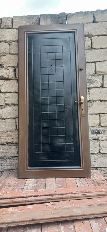 Giriş qapıları: Mənzil üçün İşlənmiş Giriş qapısı Çərçivə ilə, Zəmanətsiz, Ödənişli quraşdırma, Ünvandan götürmə — 8