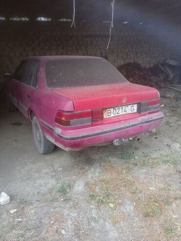 машина байтик: Красный седан Toyota Carina с прямоугольными задними фарами и черным