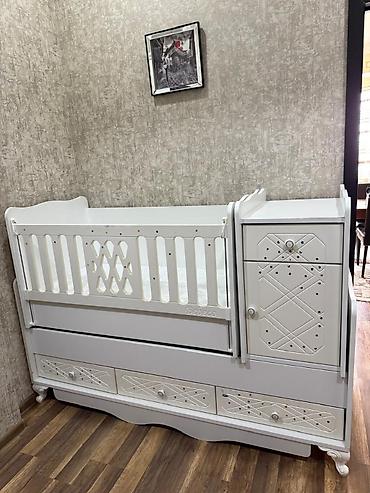 Beşiklər: Oğlan və qız üçün, İşlənmiş, Beşik, Matras ilə, Yellənmə mexanizmi ilə — 1