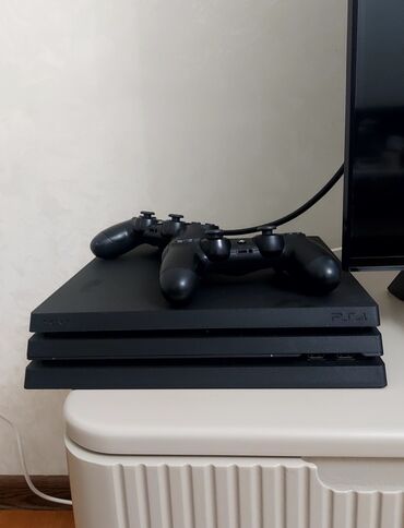 PS4 (Sony Playstation 4): Playstation 4 PRO. 2 orginal tam işlek pult ile birlikde. Heç bir