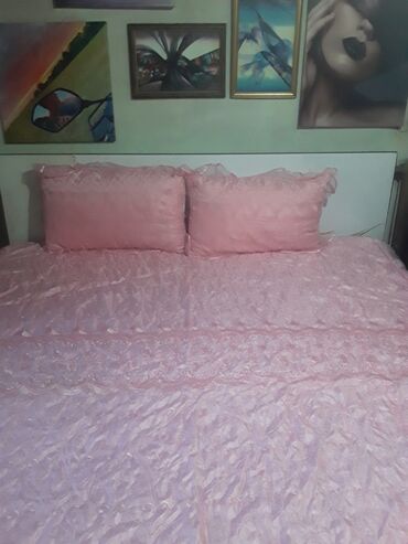 три подушки: Двуспальная Кровать