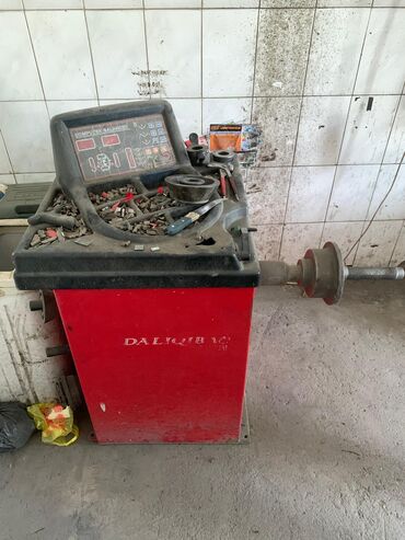 граната на матиз: Балансировочный станок DALIQI V8 в красно-черном корпусе предназначен