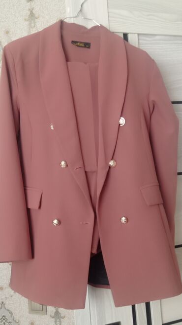 Plaşlar: Kostyum satılır . Qiyməti 13 manatdir. 44 razmerdir, kim isdəsə mesaj