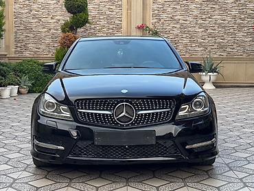 smart avtomobil: Mercedes-Benz C‑Class sedan, qara rəng, AMG üslublu eksteryer paketi — 1