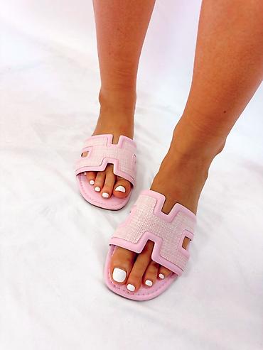 ugg sunjalice: Kultni "H" dizajn u najnežnijoj roze nijansi sa elegantnim — 1