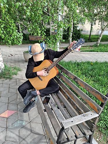 музык: ПРОДАЮ СОВЕРШЕННО НОВУЮ ГИТАРУ "Kapok", брал в цуме за 12.000, продаю — 1